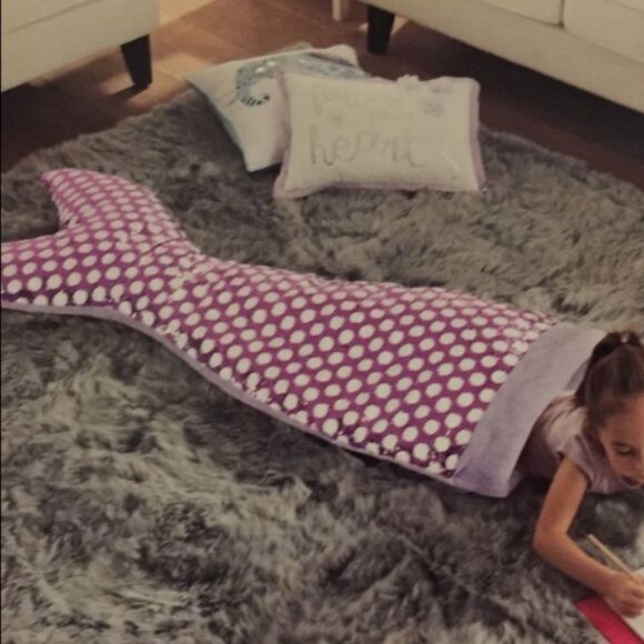 Cynthia Rowley Sequin Mermaid Tail Blanket Snuggle Tail Fuchsia Silver Kids - Picture 2 of 12